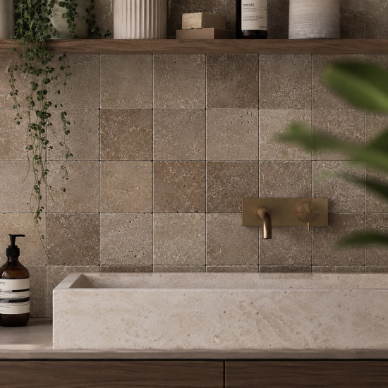 Petit carrelage en travertin Walnut