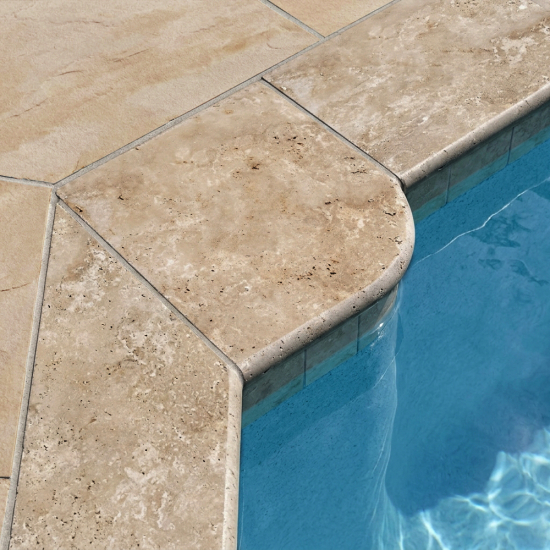 Margelle d'angle en travertin Mix sortant bord rond 3 cm