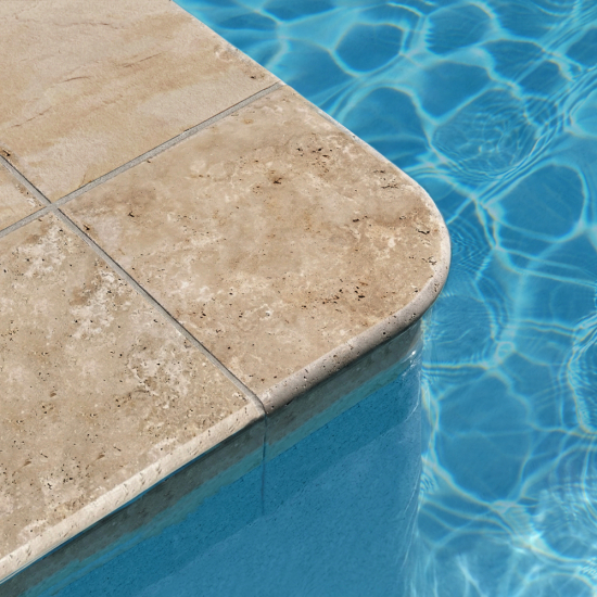 Margelle d'angle en travertin Mix sortant bord rond 3 cm