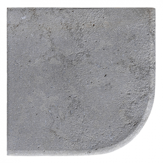 Margelle d'angle pierre Sahara gris sablé brossé sortant bord rond 3 cm