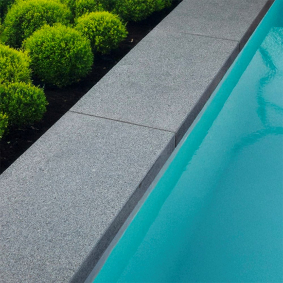Margelle piscine en granit gris foncé