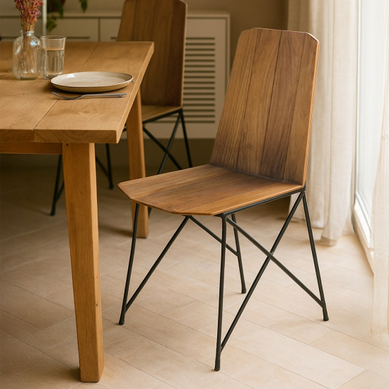 Chaise en teck naturel et métal