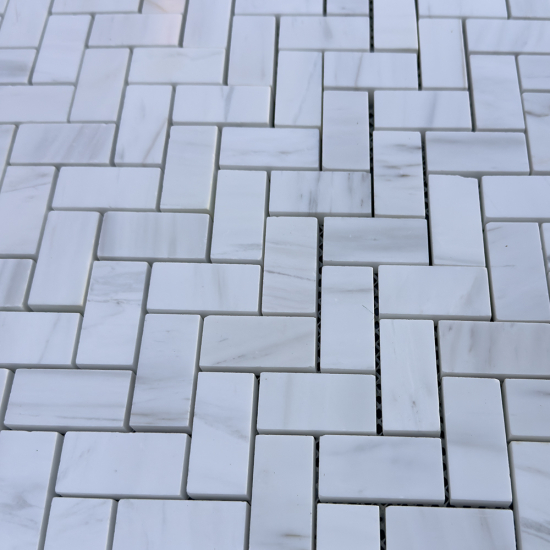Mosaïque en marbre blanc chevron
