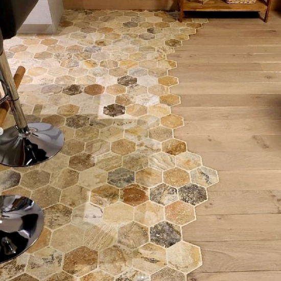 Petit carrelage hexagone en travertin Scabas